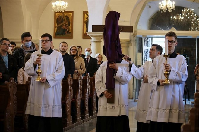 Biskup Mrzljak predvodio liturgiju Muke Gospodnje u Varaždinskoj katedrali
